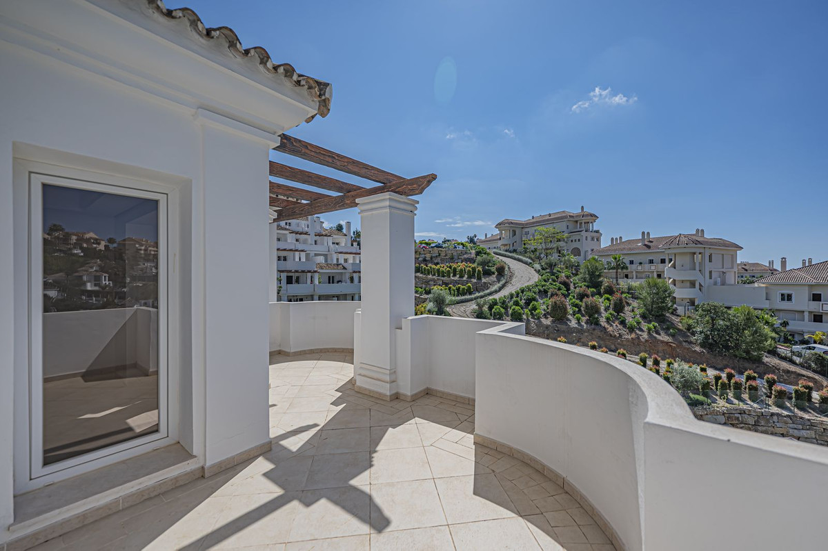 2 Bed Apartment for sale in Nueva Andalucía Costa Del Sol, Málaga, Spain