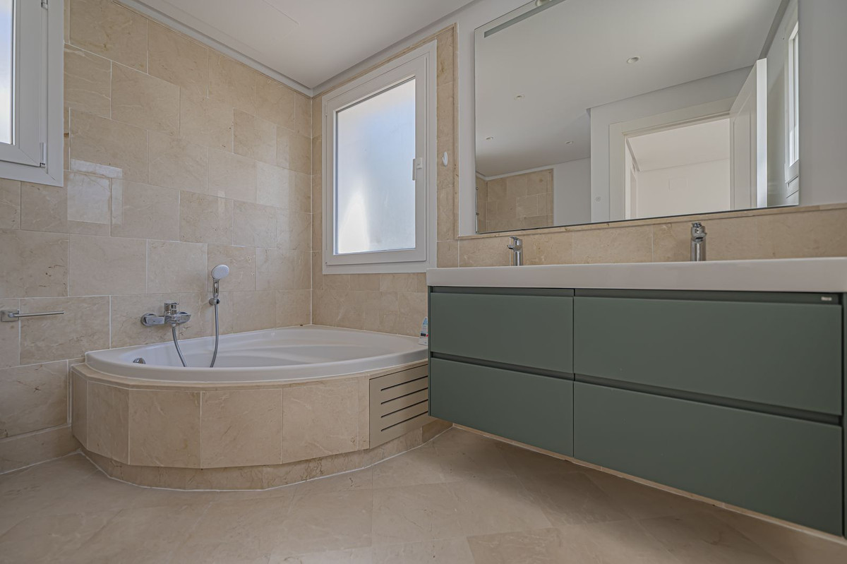 2 Bed Apartment for sale in Nueva Andalucía Costa Del Sol, Málaga, Spain