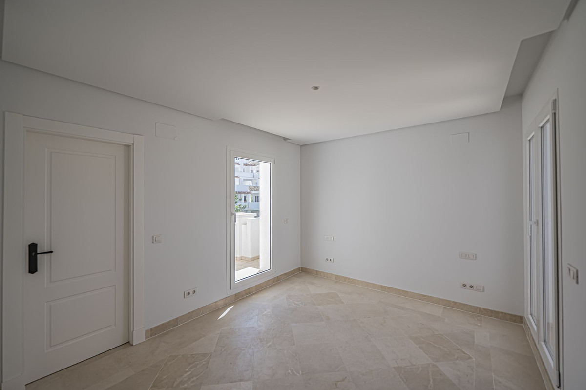 2 Bed Apartment for sale in Nueva Andalucía Costa Del Sol, Málaga, Spain
