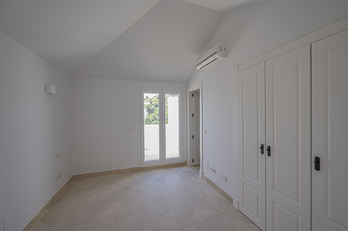 2 Bed Apartment for sale in Nueva Andalucía Costa Del Sol, Málaga, Spain