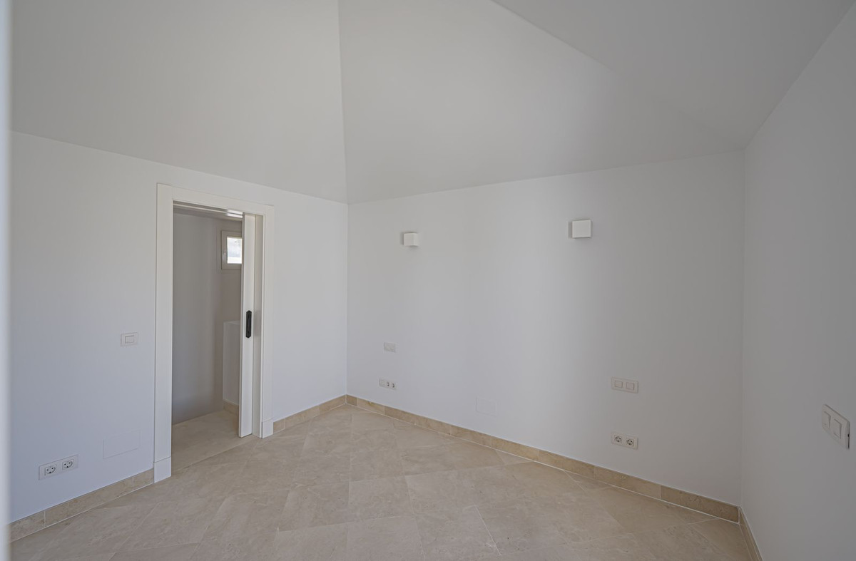 2 Bed Apartment for sale in Nueva Andalucía Costa Del Sol, Málaga, Spain