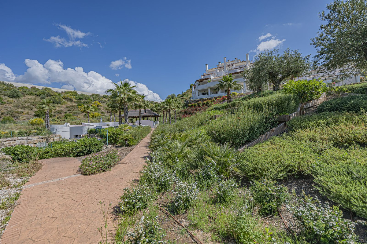 2 Bed Apartment for sale in Nueva Andalucía Costa Del Sol, Málaga, Spain