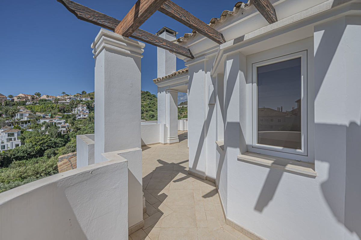 2 Bed Apartment for sale in Nueva Andalucía Costa Del Sol, Málaga, Spain