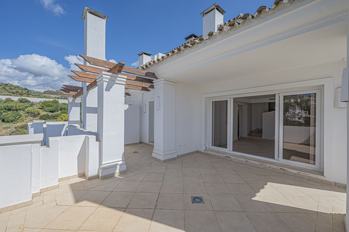 2 Bed Apartment for sale in Nueva Andalucía Costa Del Sol, Málaga, Spain