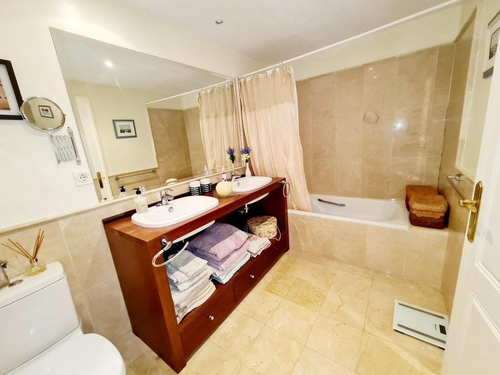 Se vende Apartamento Planta Media de 2 dormitorios en Costa Del Sol, Málaga, España