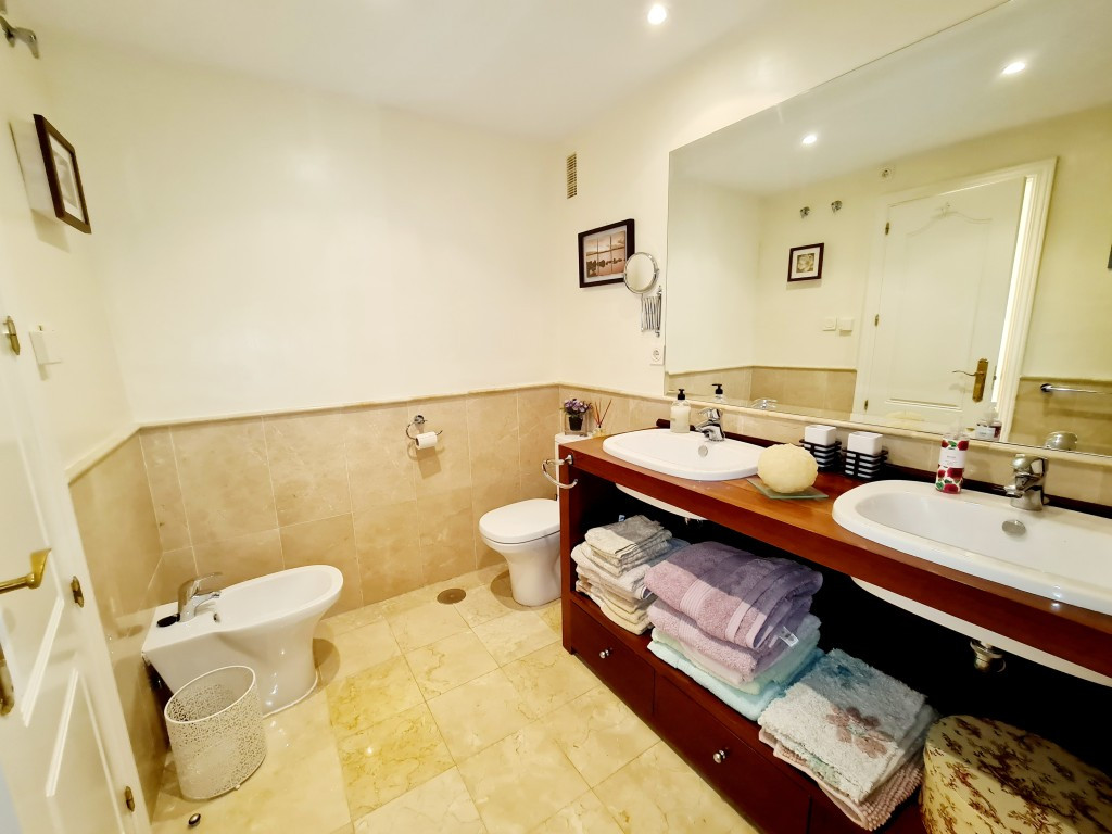 Se vende Apartamento Planta Media de 2 dormitorios en Costa Del Sol, Málaga, España