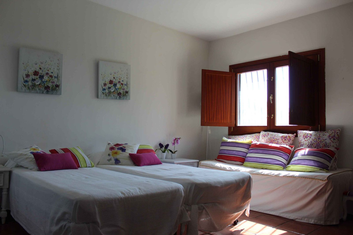 10 Bed Townhouse for sale in El Rosario Costa Del Sol, Málaga, Spain