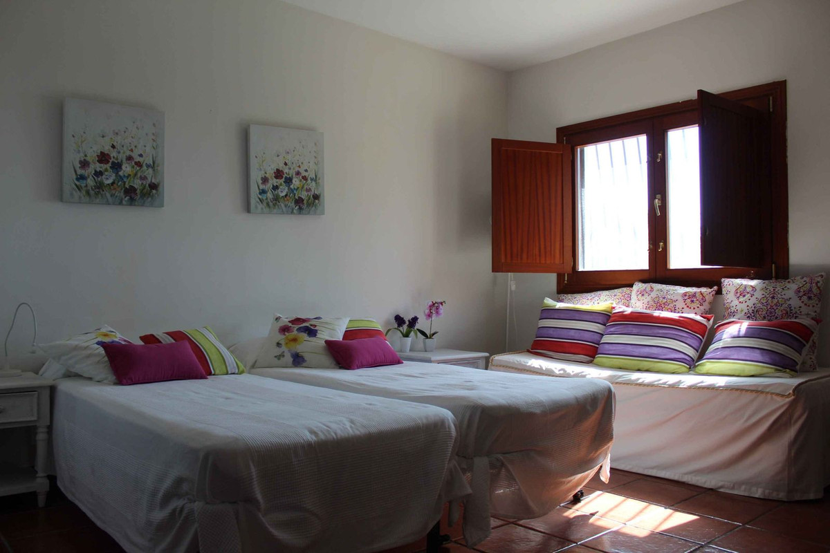 10 Bed Townhouse for sale in El Rosario Costa Del Sol, Málaga, Spain