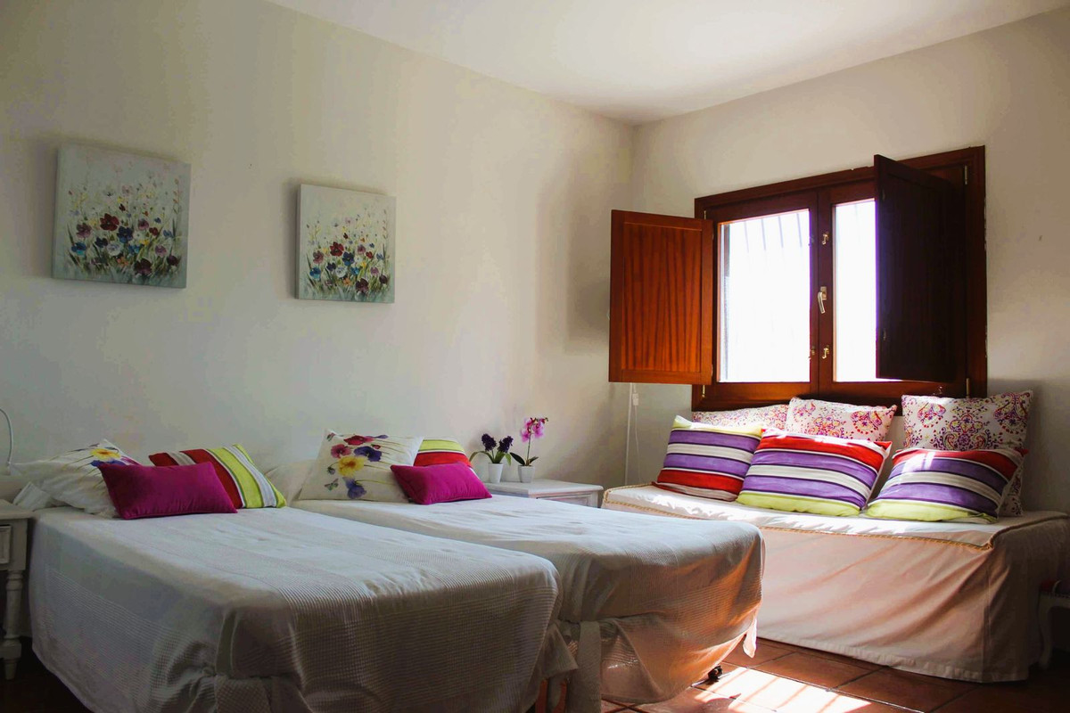 10 Bed Townhouse for sale in El Rosario Costa Del Sol, Málaga, Spain