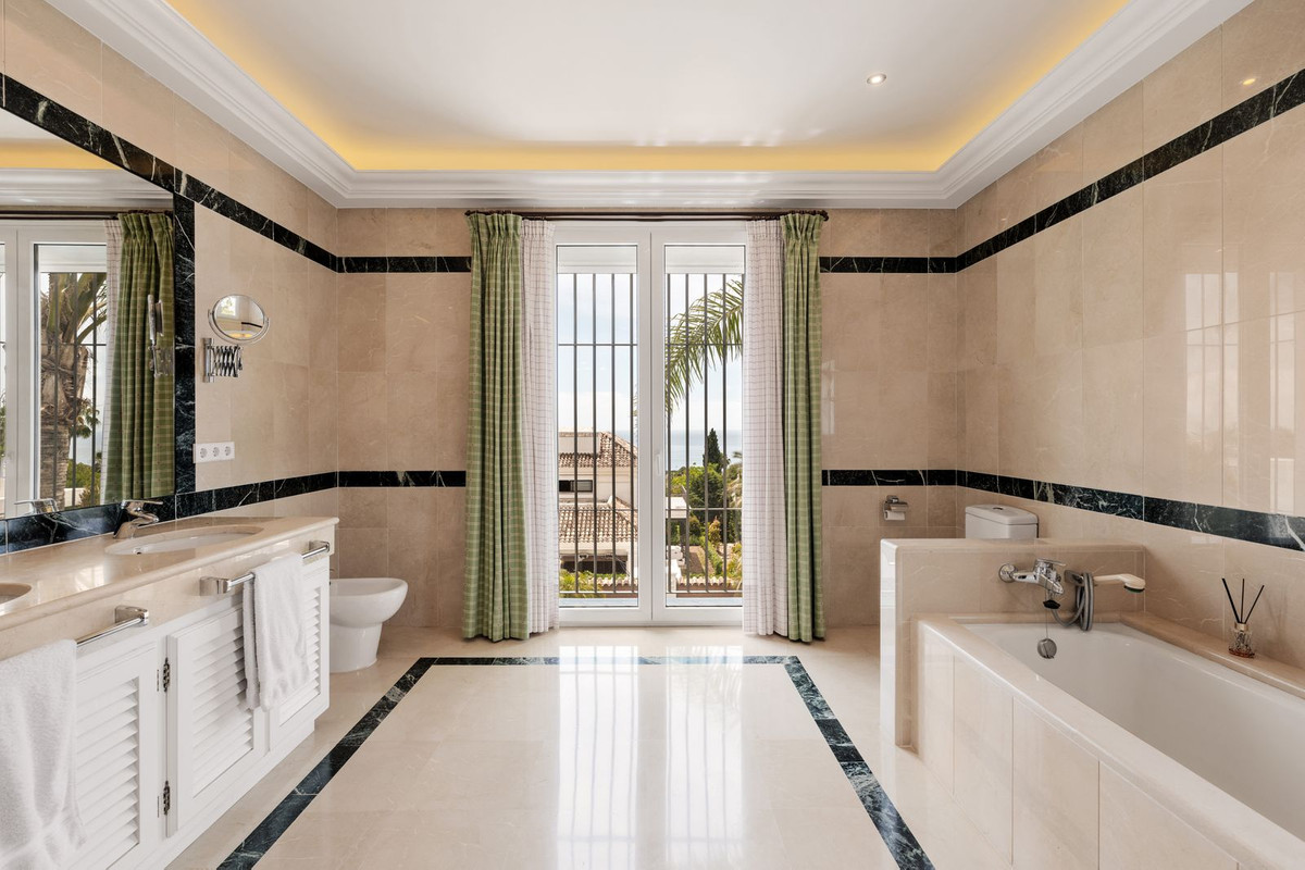 Se vende Villa - Chalet de 5 dormitorios en Costa Del Sol, Málaga, España