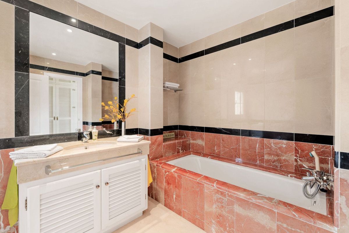 Se vende Villa - Chalet de 5 dormitorios en Costa Del Sol, Málaga, España