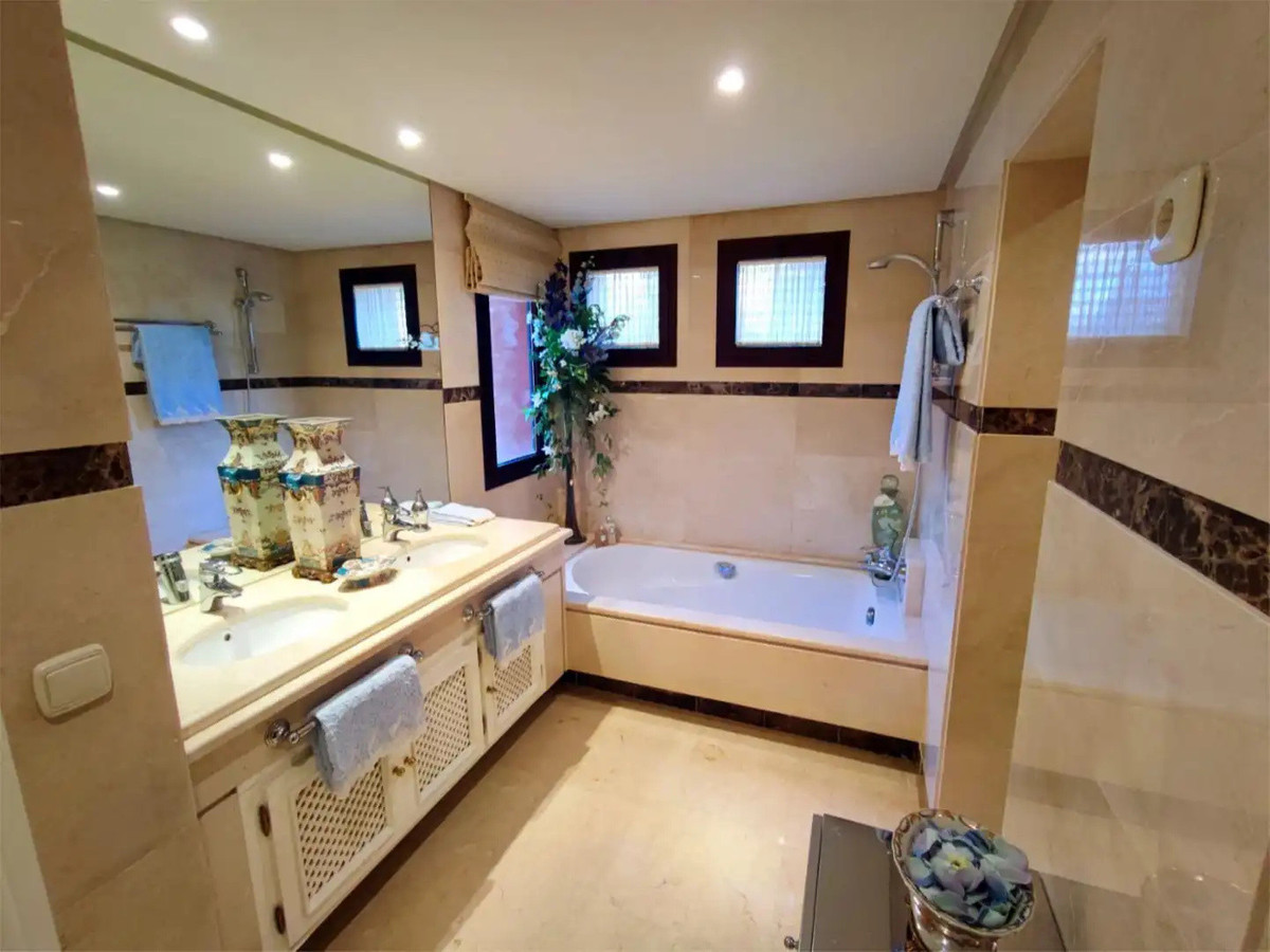2 Bed Apartment for sale in Nueva Andalucía Costa Del Sol, Málaga, Spain
