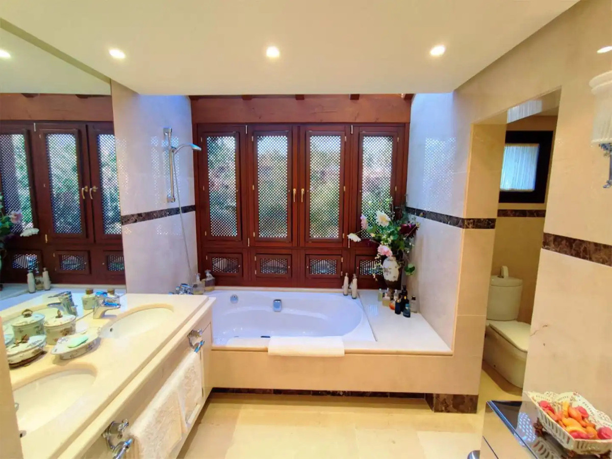2 Bed Apartment for sale in Nueva Andalucía Costa Del Sol, Málaga, Spain