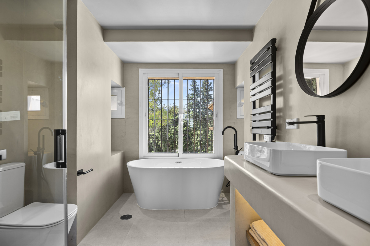 3 Bed Apartment for sale in Estepona Costa Del Sol, Málaga, Spain
