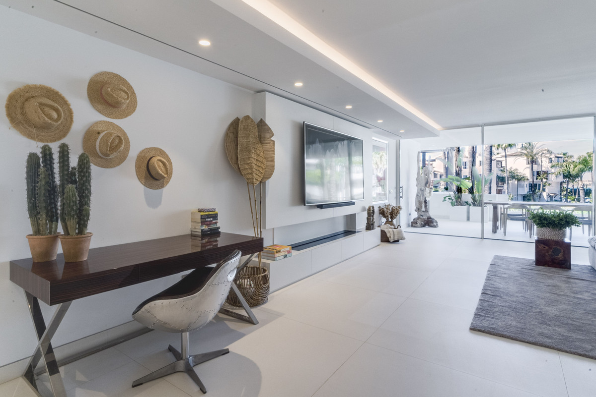 3 Bed Apartment for sale in The Golden Mile Costa Del Sol, Málaga, Spain