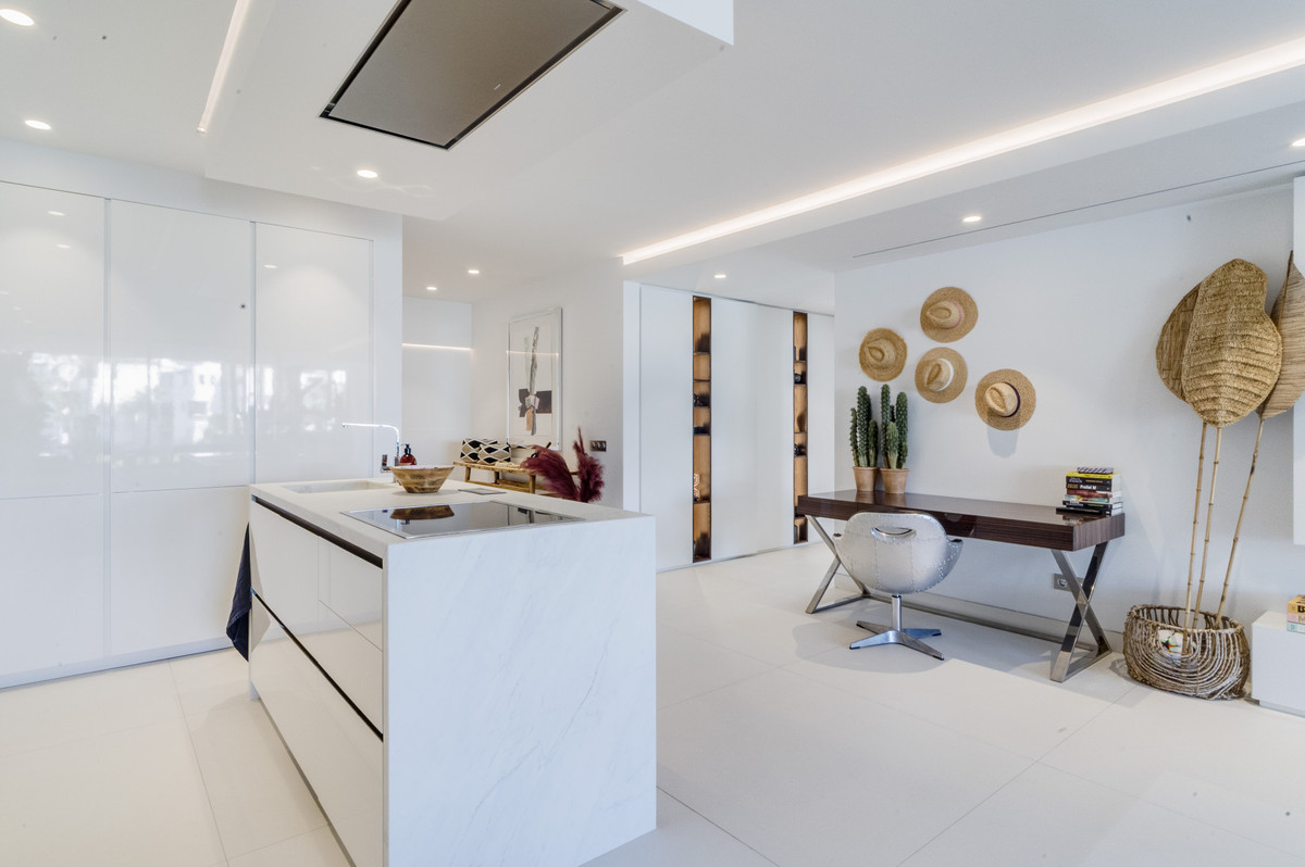 3 Bed Apartment for sale in The Golden Mile Costa Del Sol, Málaga, Spain