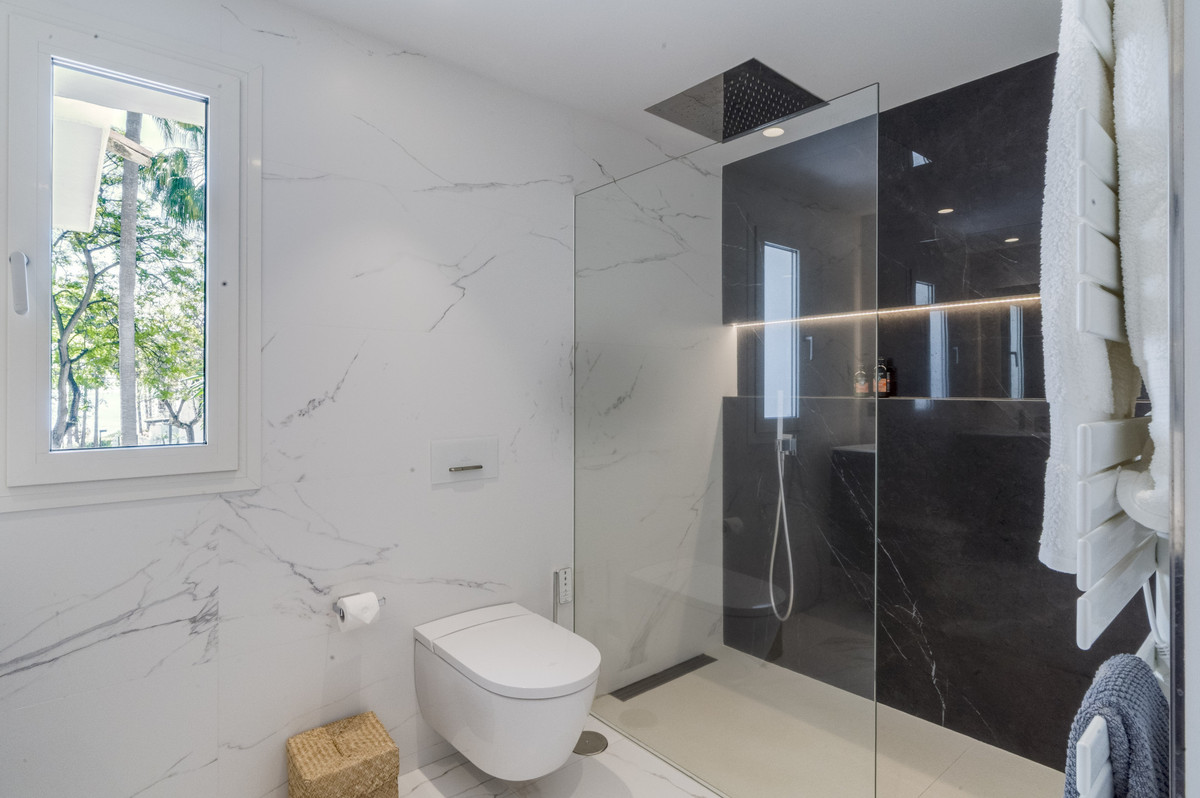 3 Bed Apartment for sale in The Golden Mile Costa Del Sol, Málaga, Spain