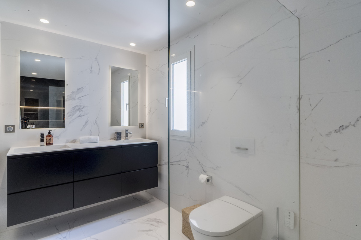 3 Bed Apartment for sale in The Golden Mile Costa Del Sol, Málaga, Spain