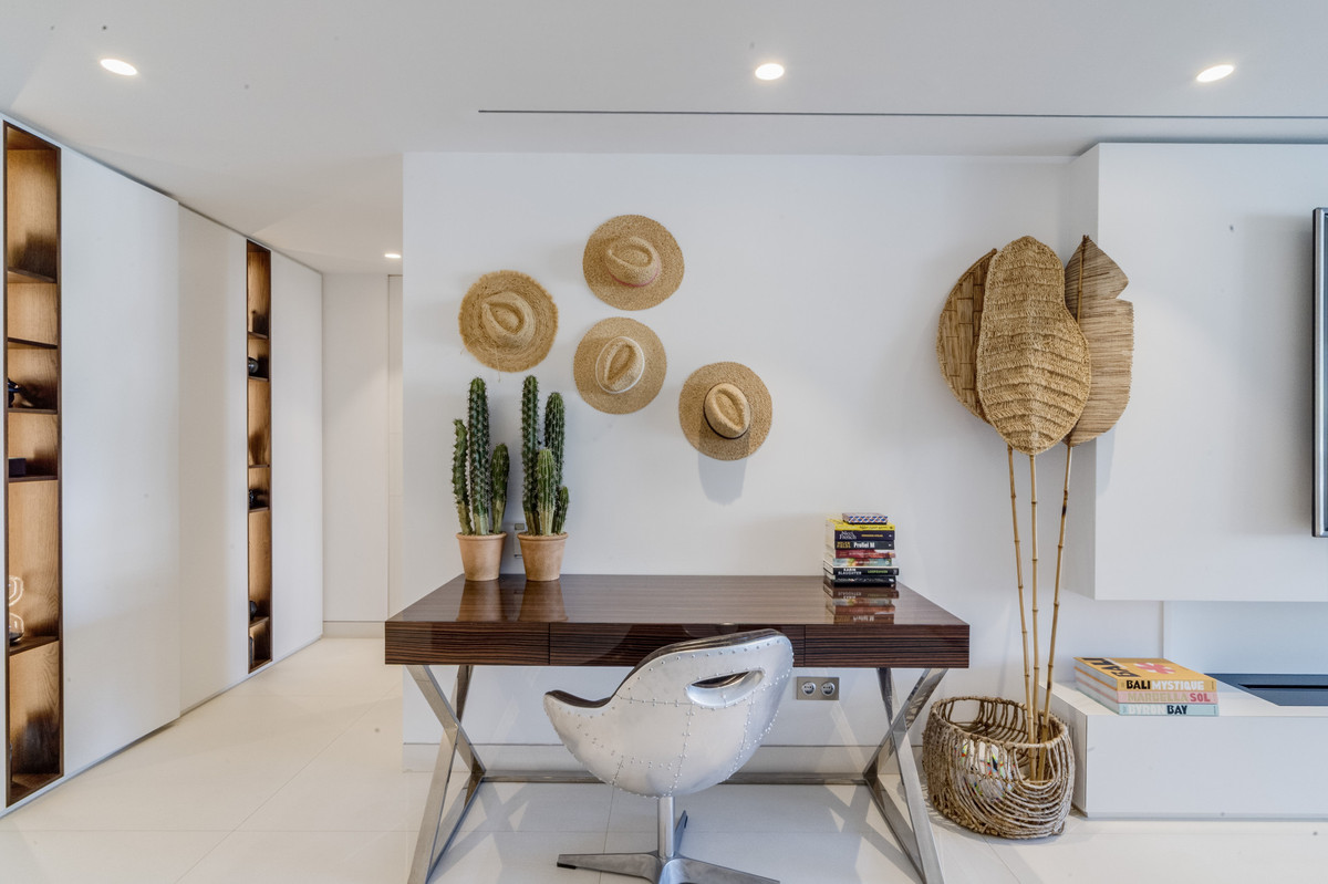 3 Bed Apartment for sale in The Golden Mile Costa Del Sol, Málaga, Spain