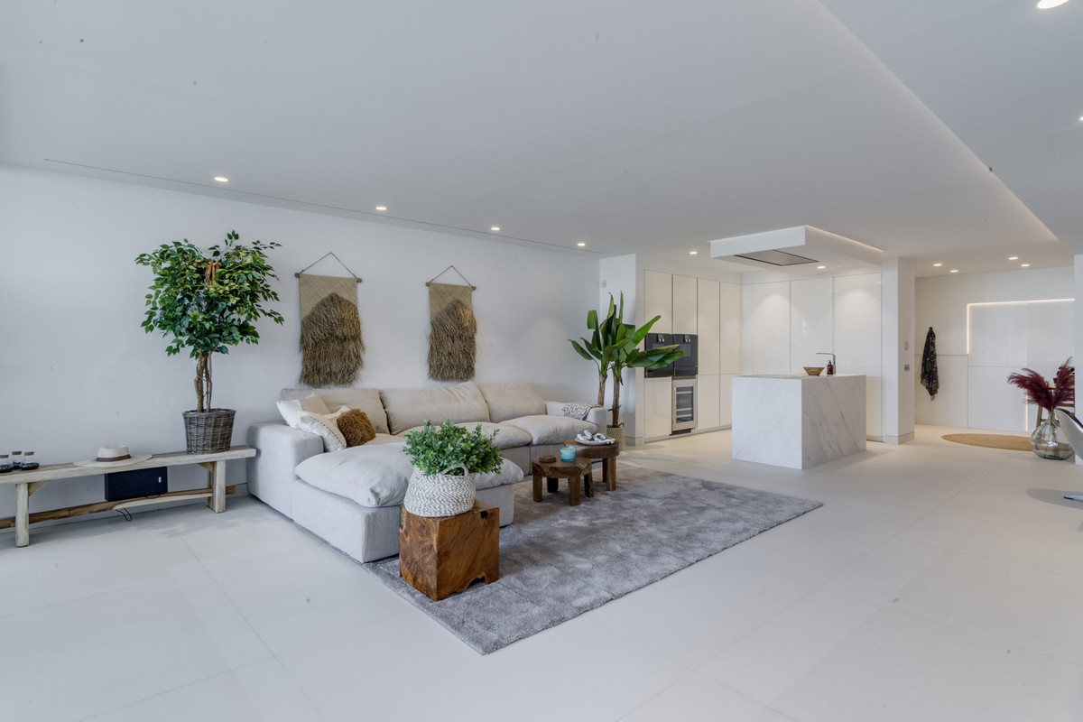 3 Bed Apartment for sale in The Golden Mile Costa Del Sol, Málaga, Spain