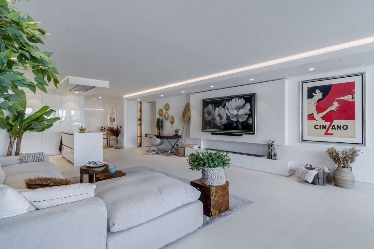 3 Bed Apartment for sale in The Golden Mile Costa Del Sol, Málaga, Spain