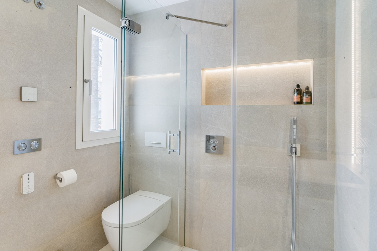 3 Bed Apartment for sale in The Golden Mile Costa Del Sol, Málaga, Spain