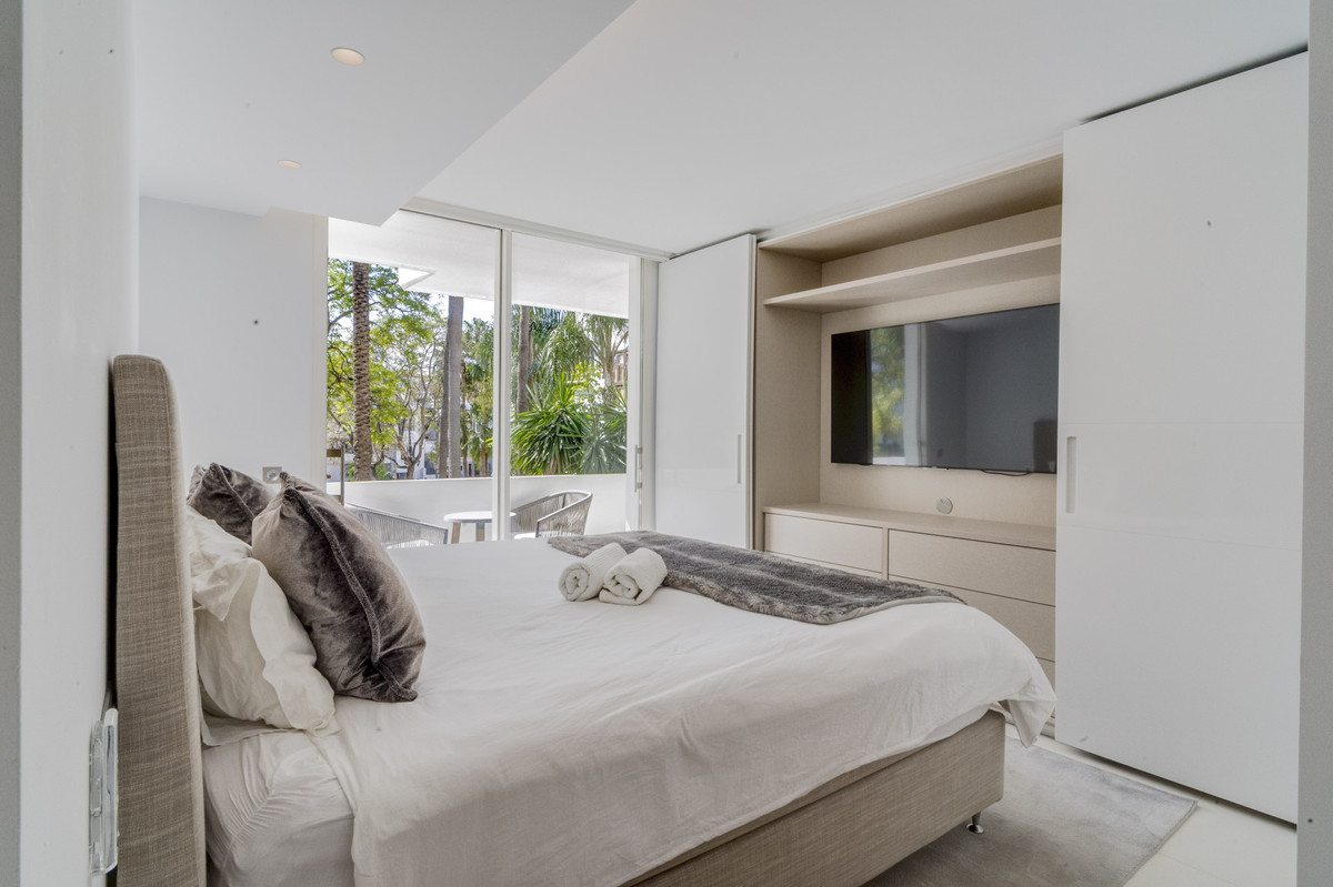 3 Bed Apartment for sale in The Golden Mile Costa Del Sol, Málaga, Spain