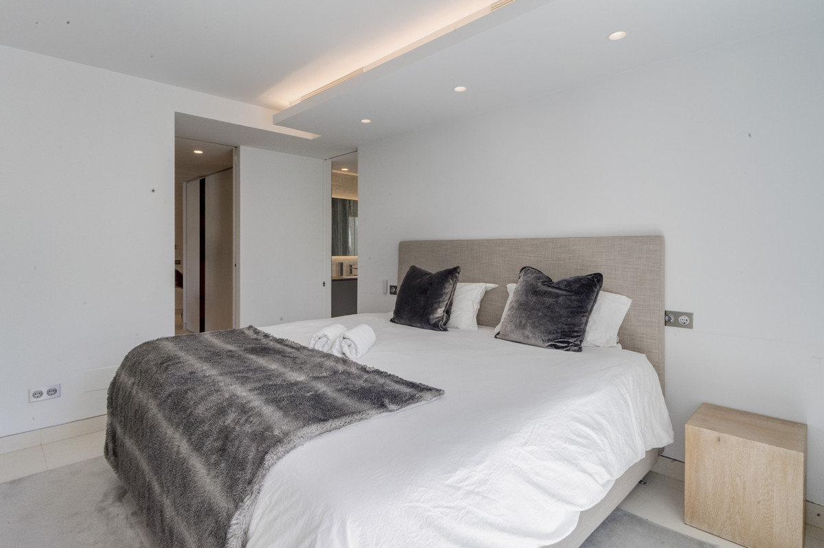 3 Bed Apartment for sale in The Golden Mile Costa Del Sol, Málaga, Spain
