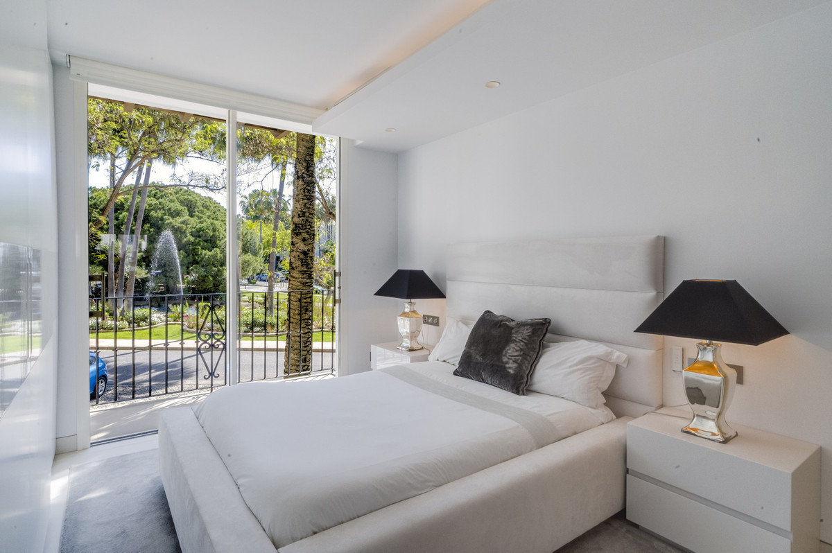 3 Bed Apartment for sale in The Golden Mile Costa Del Sol, Málaga, Spain
