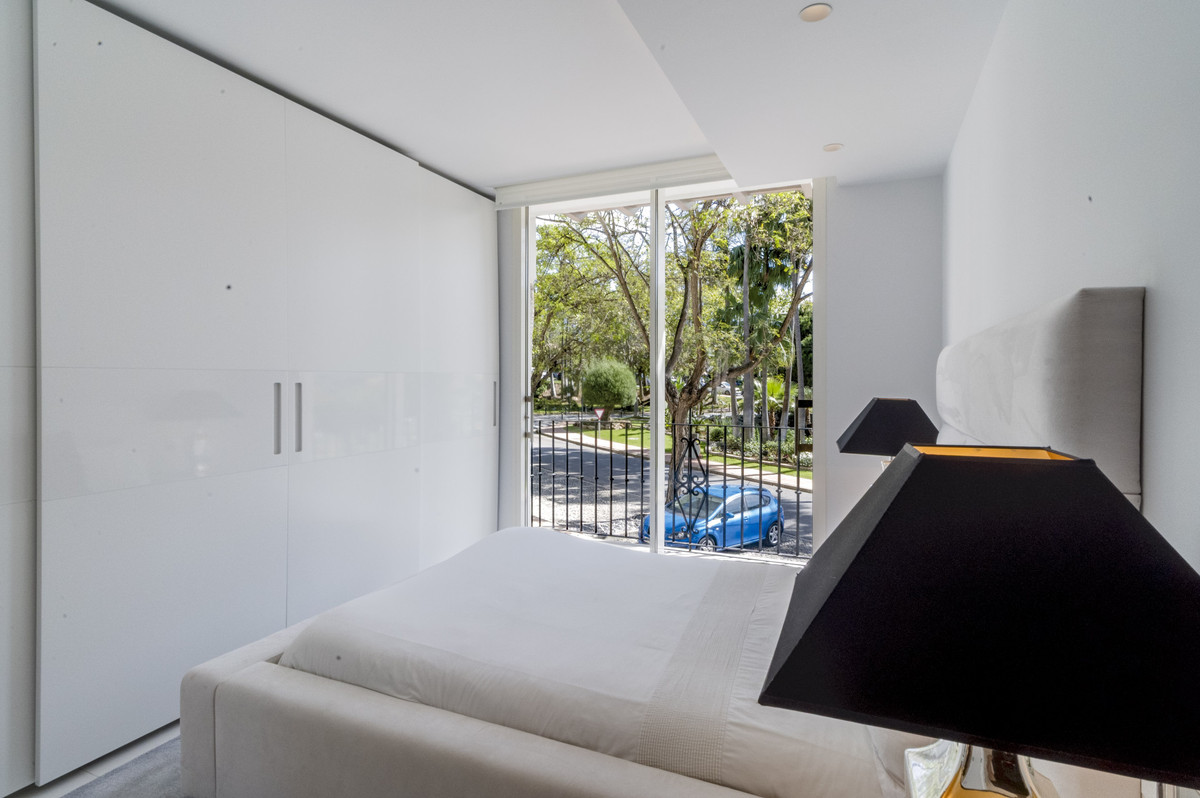 3 Bed Apartment for sale in The Golden Mile Costa Del Sol, Málaga, Spain