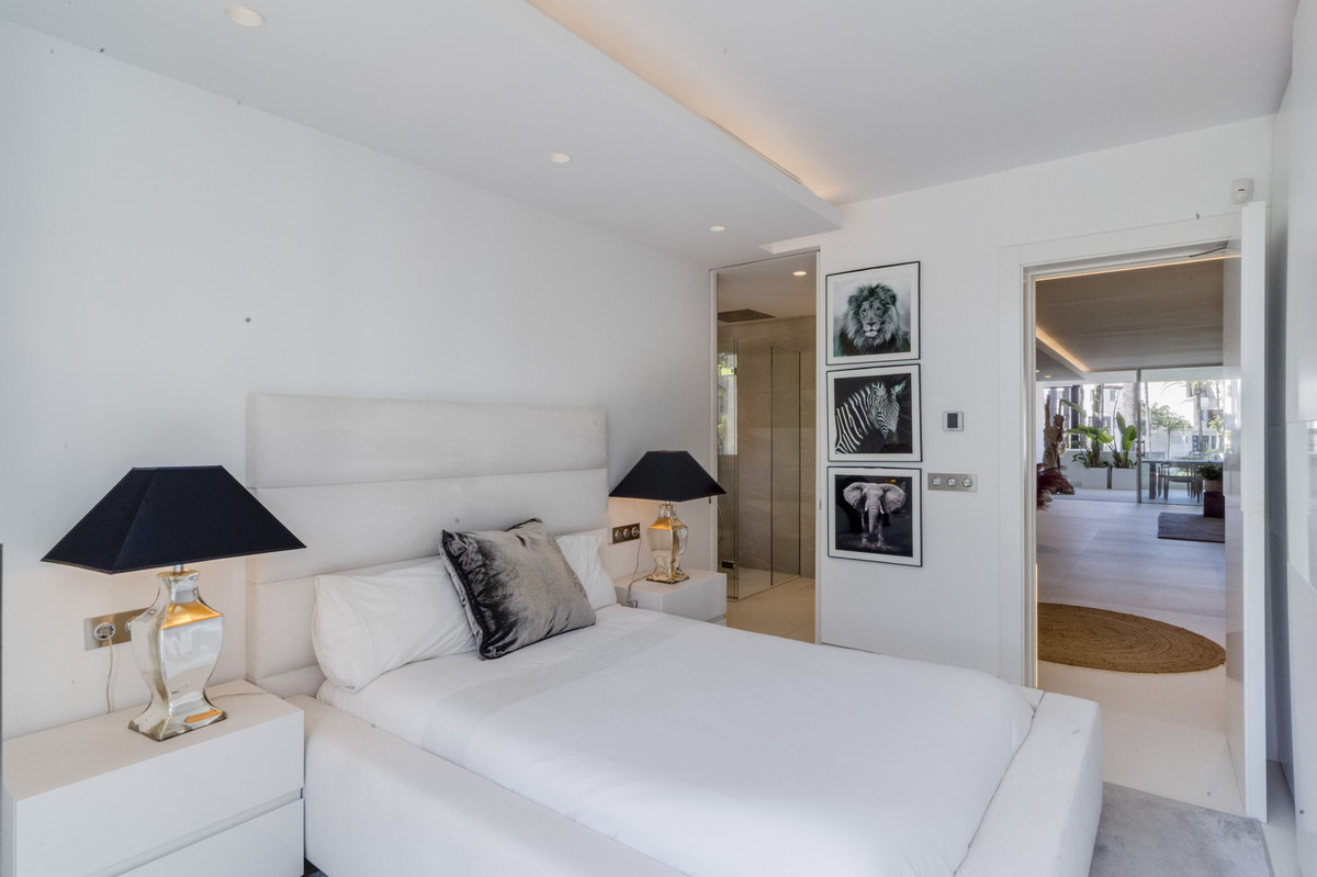3 Bed Apartment for sale in The Golden Mile Costa Del Sol, Málaga, Spain