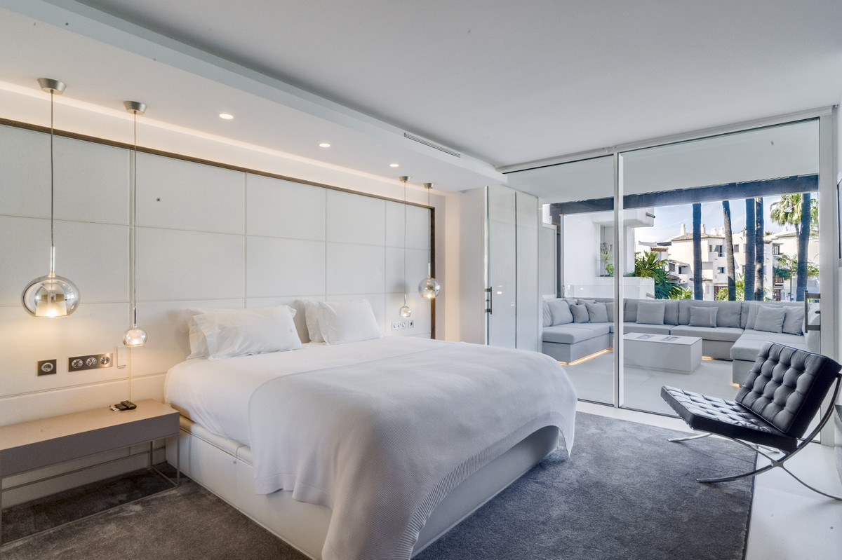 3 Bed Apartment for sale in The Golden Mile Costa Del Sol, Málaga, Spain