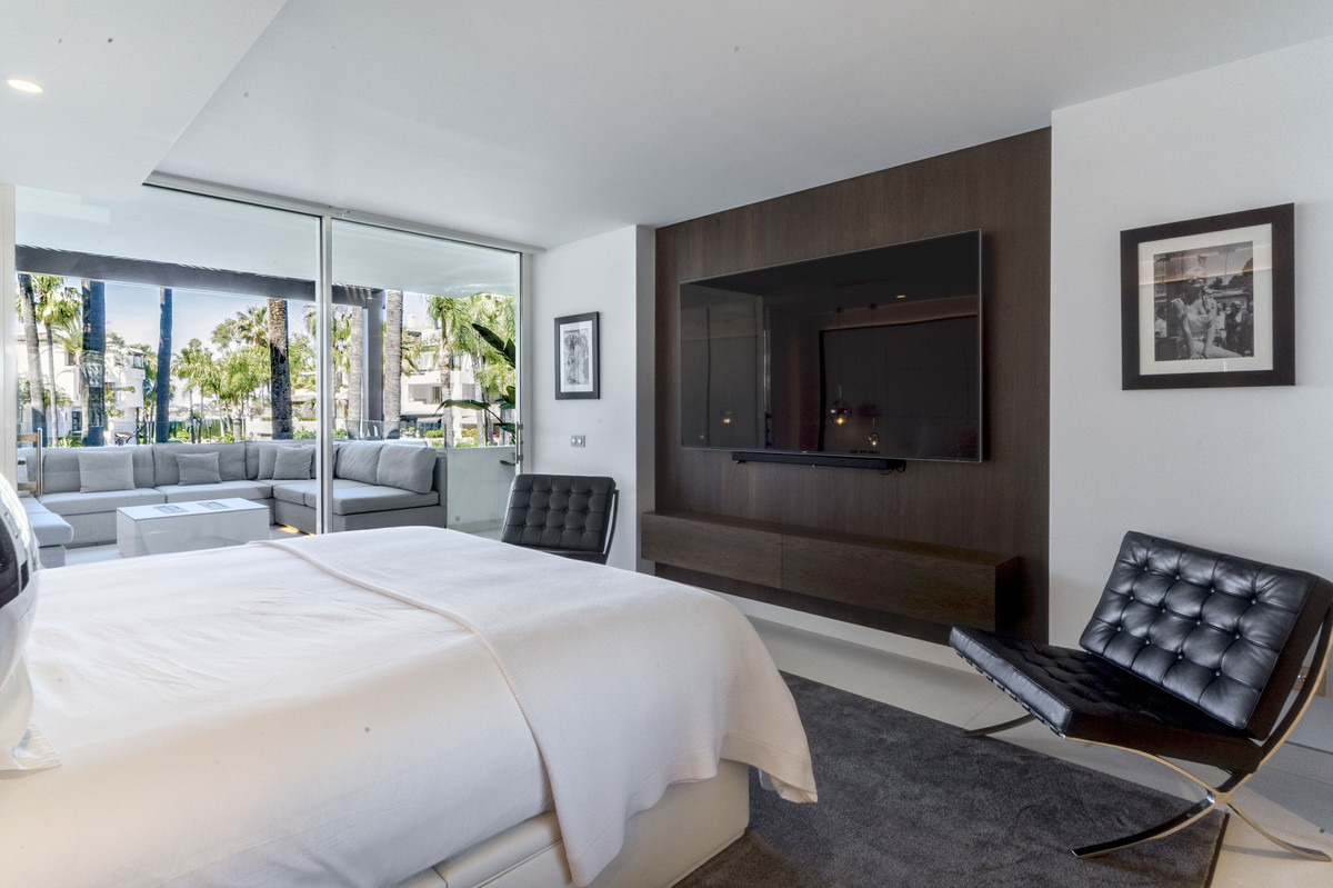 3 Bed Apartment for sale in The Golden Mile Costa Del Sol, Málaga, Spain