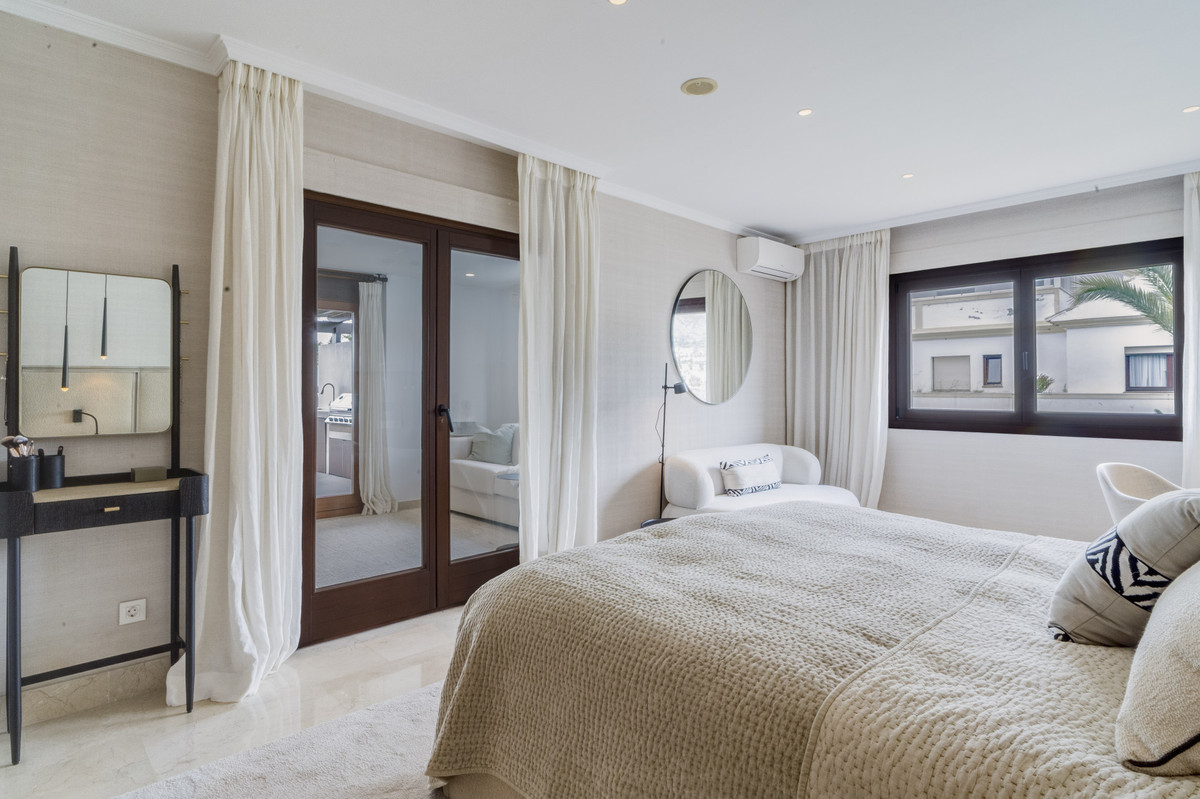 3 Bed Apartment for sale in The Golden Mile Costa Del Sol, Málaga, Spain
