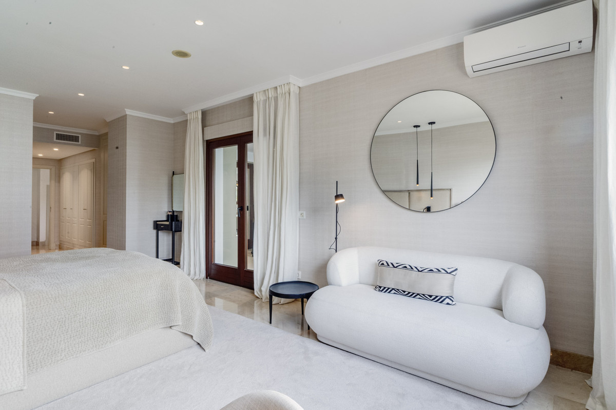 3 Bed Apartment for sale in The Golden Mile Costa Del Sol, Málaga, Spain
