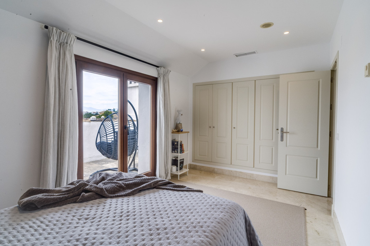 3 Bed Apartment for sale in The Golden Mile Costa Del Sol, Málaga, Spain