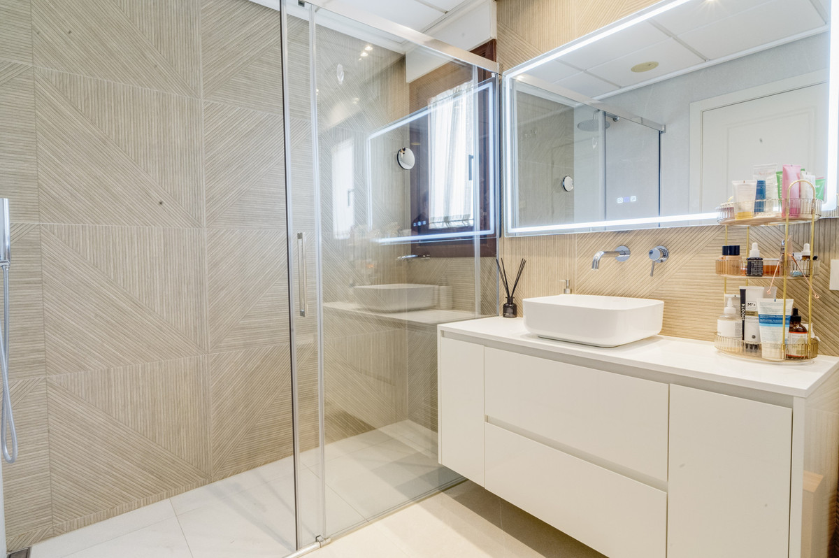 3 Bed Apartment for sale in The Golden Mile Costa Del Sol, Málaga, Spain
