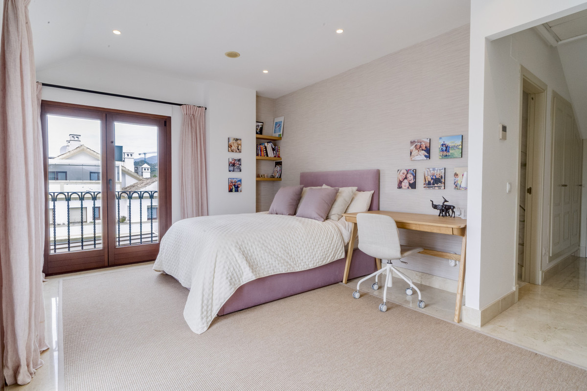 3 Bed Apartment for sale in The Golden Mile Costa Del Sol, Málaga, Spain