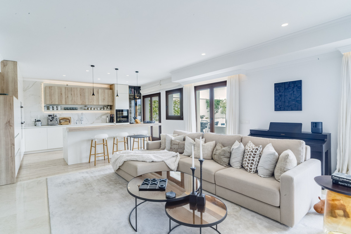 3 Bed Apartment for sale in The Golden Mile Costa Del Sol, Málaga, Spain