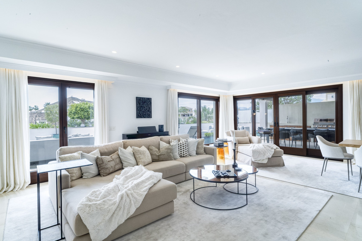 3 Bed Apartment for sale in The Golden Mile Costa Del Sol, Málaga, Spain