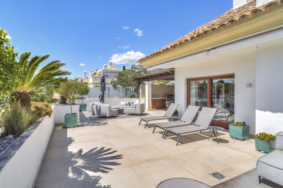 3 Bed Apartment for sale in The Golden Mile Costa Del Sol, Málaga, Spain