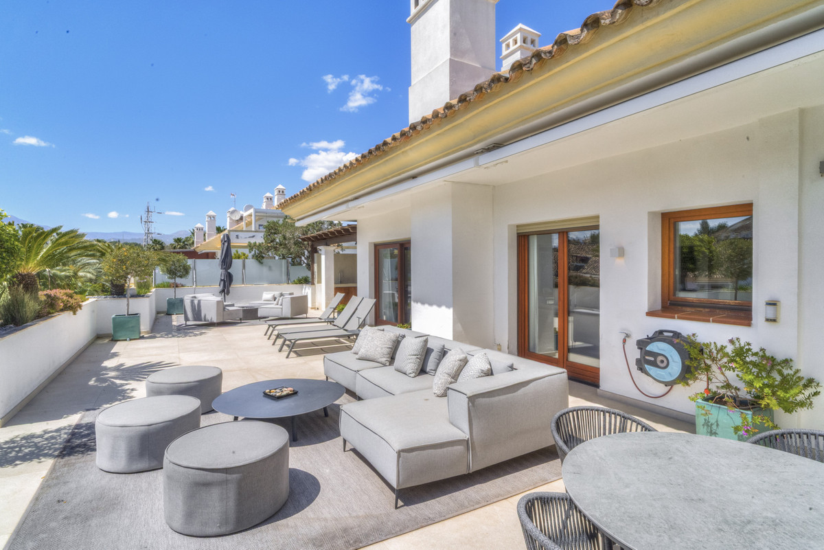 3 Bed Apartment for sale in The Golden Mile Costa Del Sol, Málaga, Spain