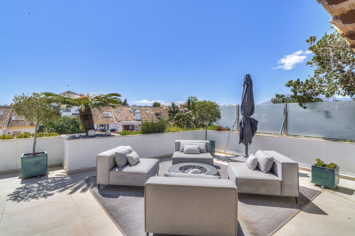3 Bed Apartment for sale in The Golden Mile Costa Del Sol, Málaga, Spain