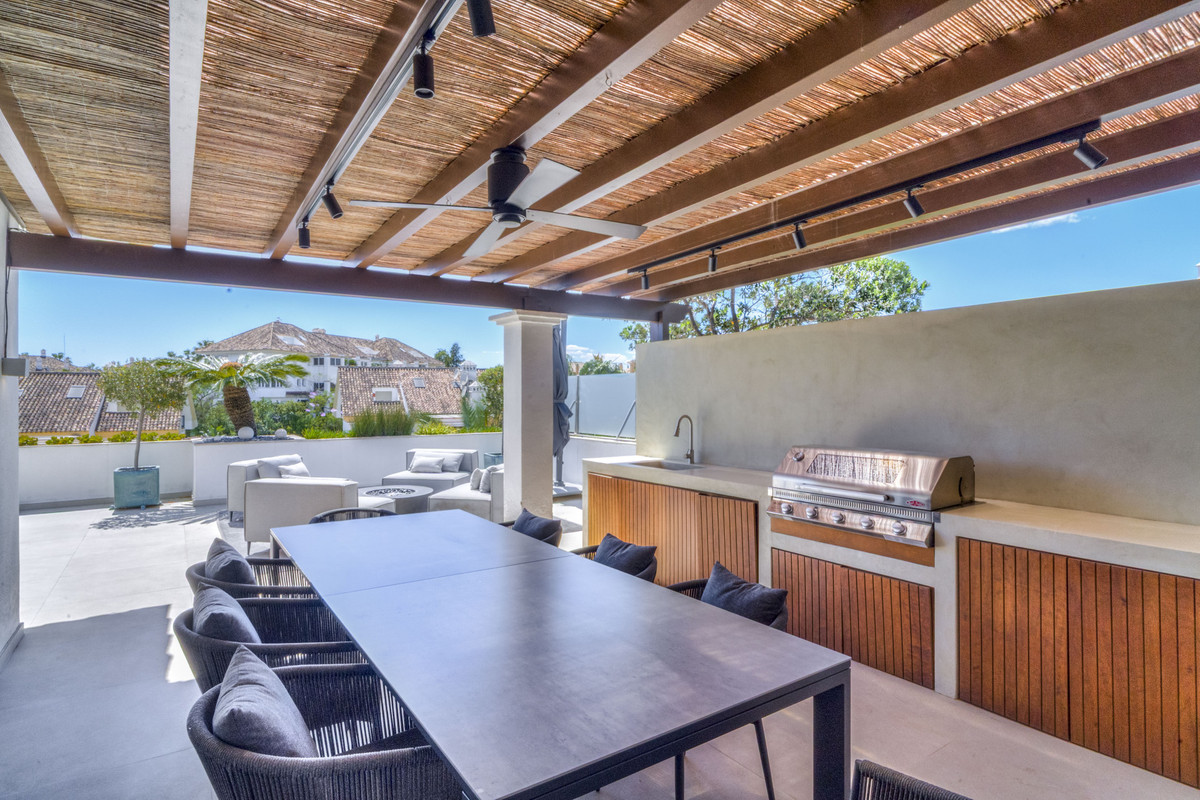 3 Bed Apartment for sale in The Golden Mile Costa Del Sol, Málaga, Spain