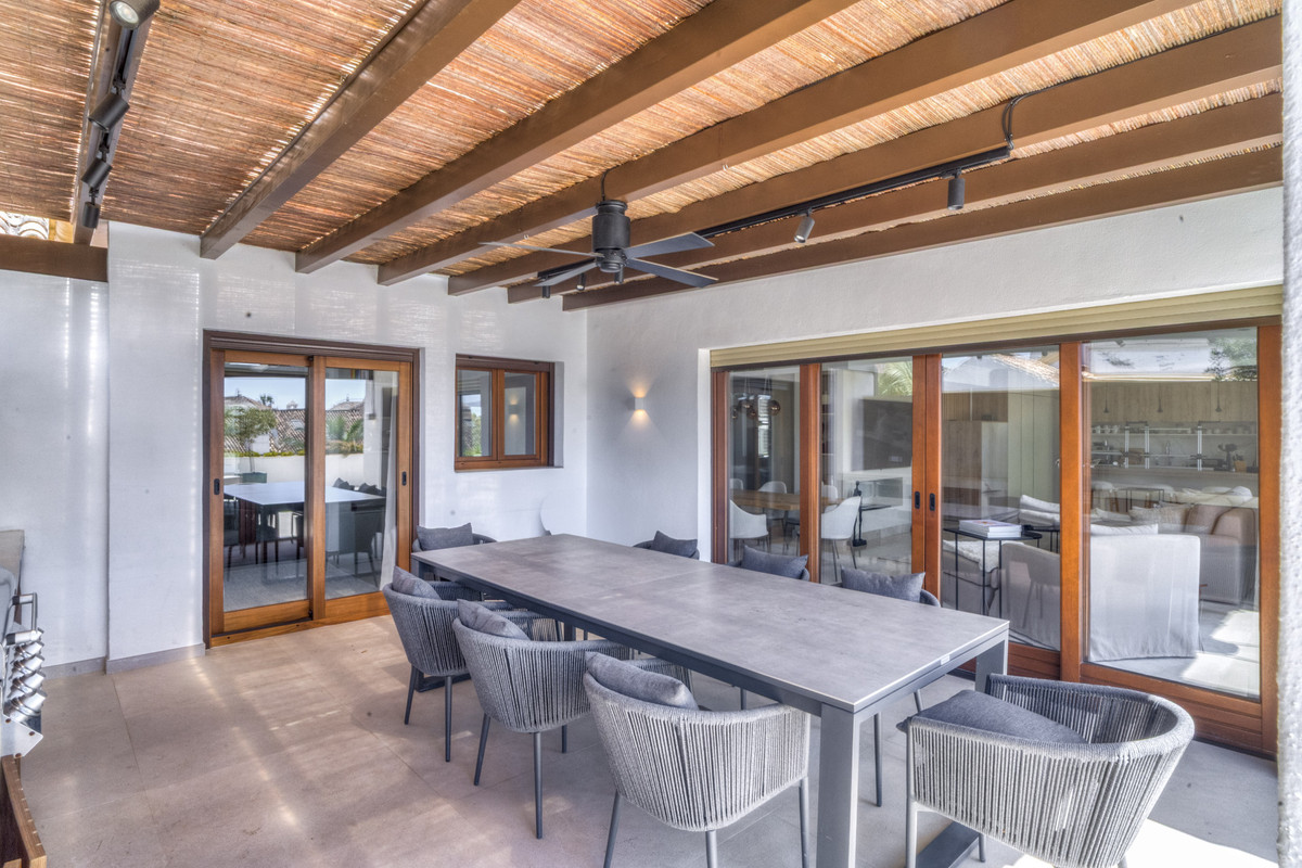 3 Bed Apartment for sale in The Golden Mile Costa Del Sol, Málaga, Spain