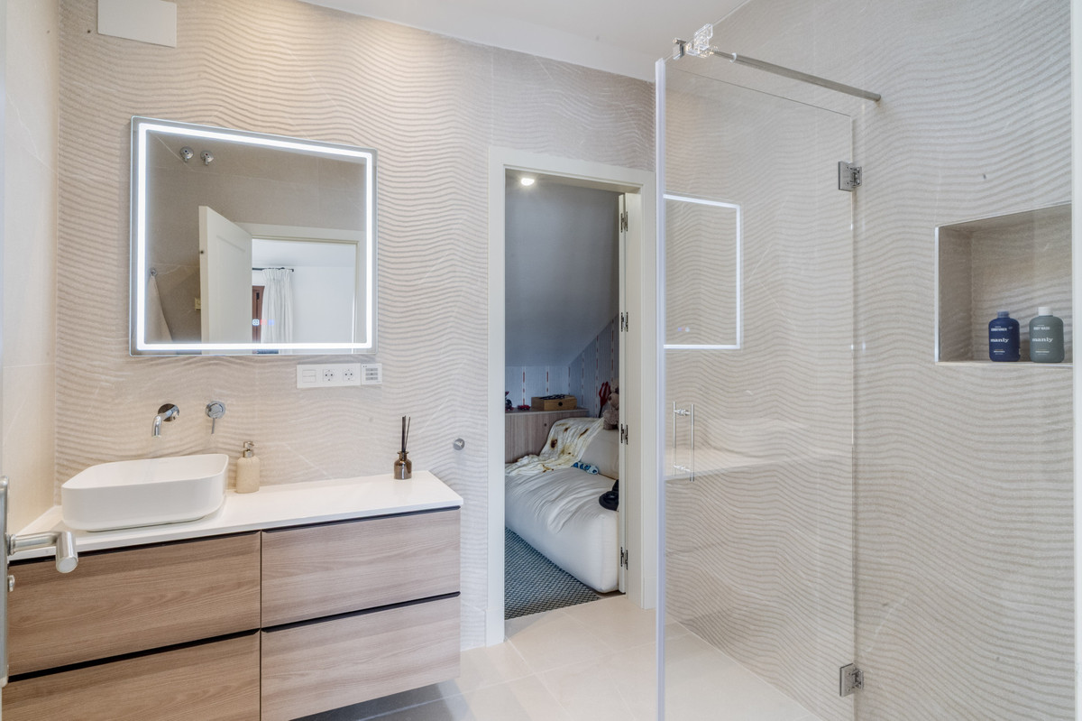 3 Bed Apartment for sale in The Golden Mile Costa Del Sol, Málaga, Spain