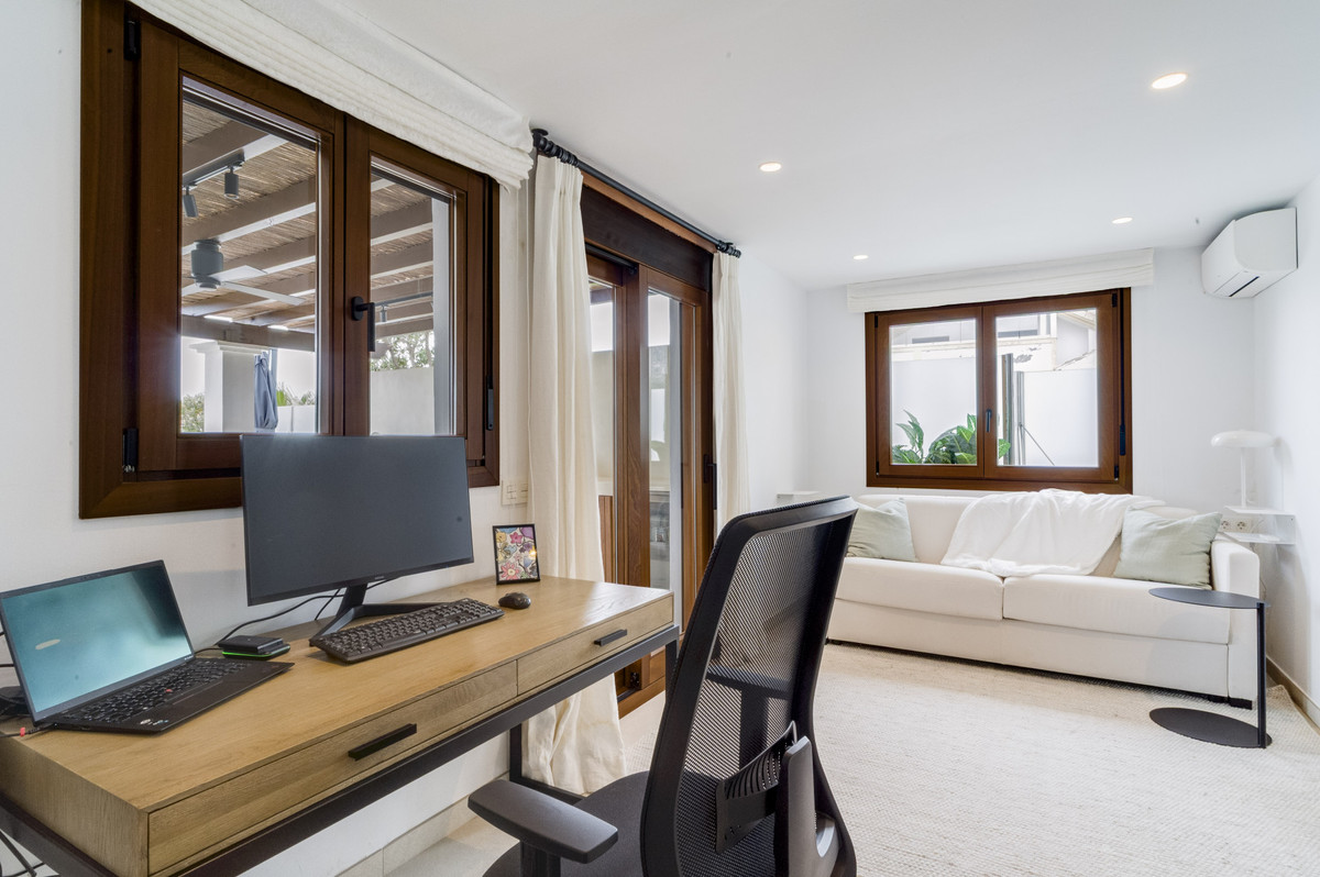 3 Bed Apartment for sale in The Golden Mile Costa Del Sol, Málaga, Spain
