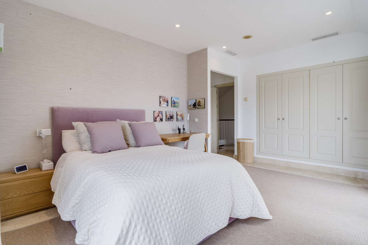 3 Bed Apartment for sale in The Golden Mile Costa Del Sol, Málaga, Spain