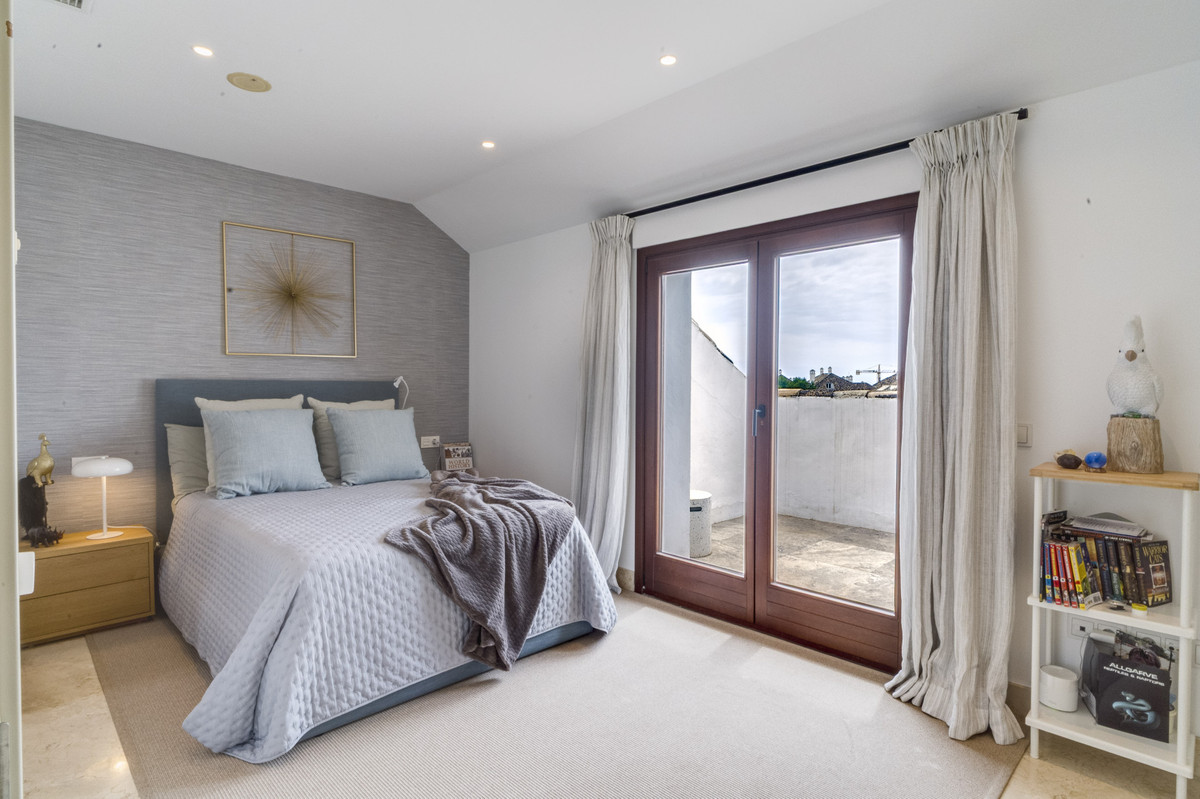 3 Bed Apartment for sale in The Golden Mile Costa Del Sol, Málaga, Spain