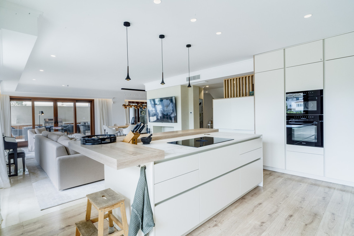 3 Bed Apartment for sale in The Golden Mile Costa Del Sol, Málaga, Spain